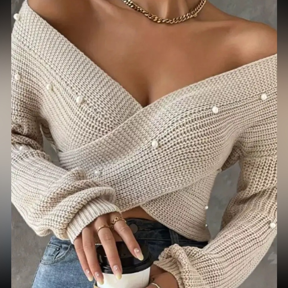 Elegant Cream Sweater with Pearl Accents - Picture 3 of 9